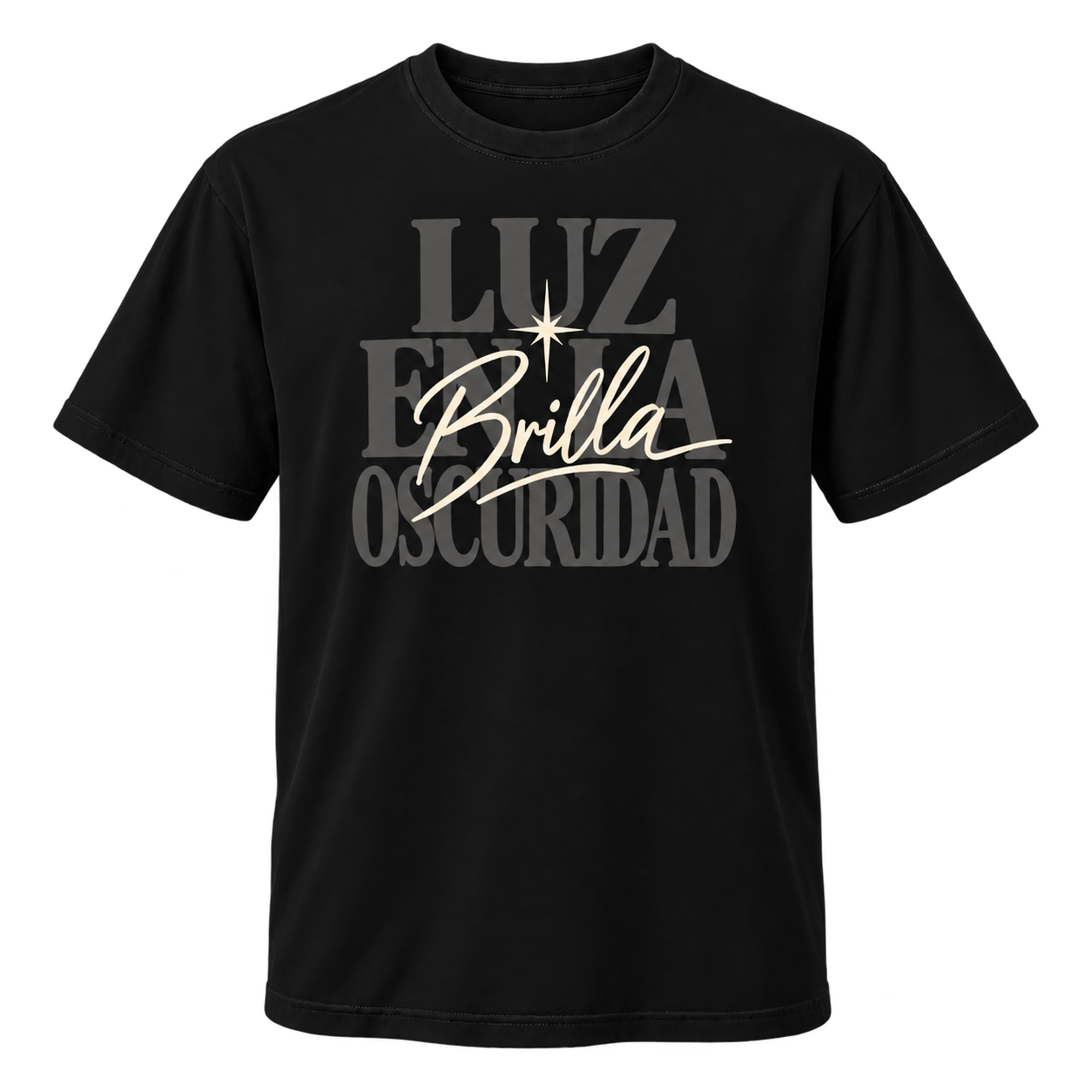 Camisa negra Brilla 2026, con las palabras Luz en la oscuridad en gris oscuro y Brilla y una estrella en crema